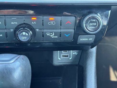 Certified 2025 Jeep Compass Limited AWD/4WD image 36