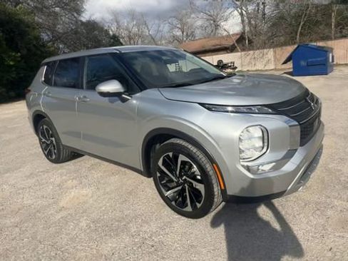 Used 2024 Mitsubishi Outlander SE image 2