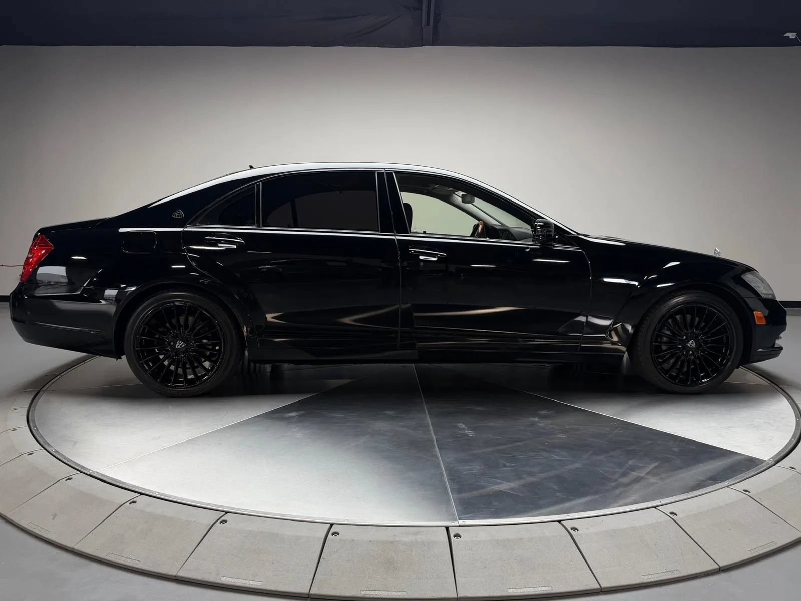 Used 2010 Mercedes-Benz S 550 4MATIC image 6