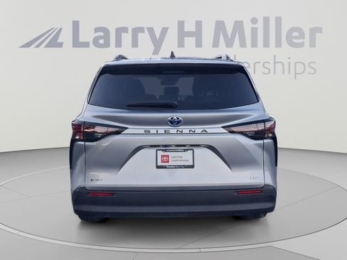 Used 2025 Toyota Sienna XLE FWD image 4