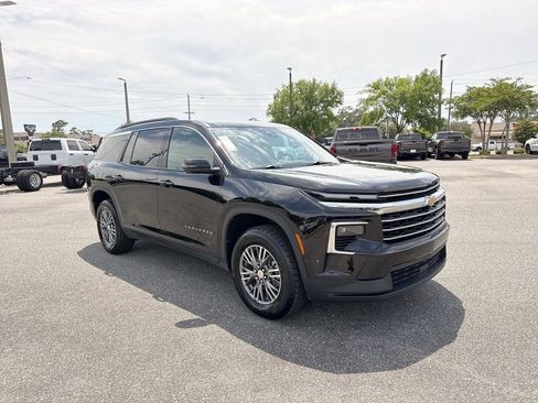 Used 2025 Chevrolet Traverse LT FWD image 1