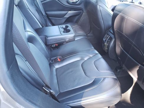 Used 2019 Jeep Cherokee Limited w/ Technology Group image 18