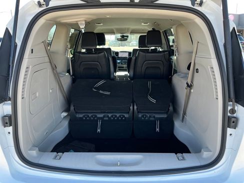 Used 2024 Chrysler Pacifica Select image 30