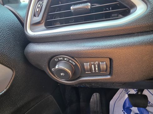 Used 2024 Chrysler Pacifica Touring FWD image 16