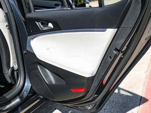 Used 2023 Genesis G70 2.0T image 48