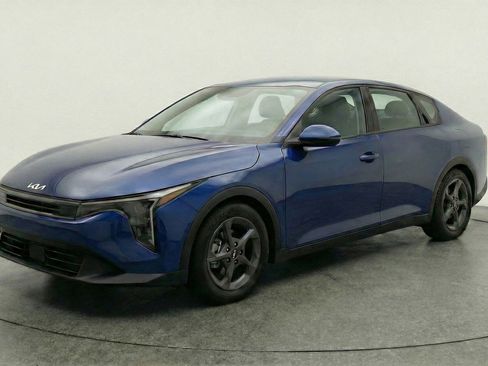 Used 2025 Kia K4 LXS image 3