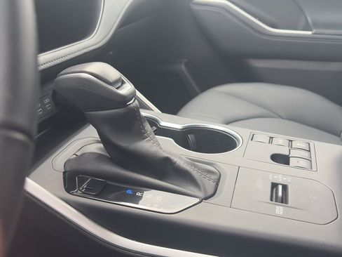 Used 2025 Toyota Highlander XLE image 29