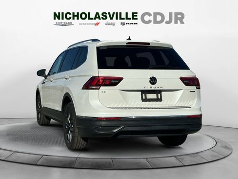 Used 2023 Volkswagen Tiguan SE w/ Panoramic Sunroof Package image 3