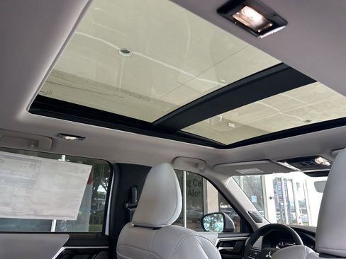 New 2025 Mitsubishi Outlander SE image 30