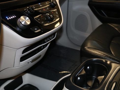 Used 2023 Chrysler Pacifica Touring-L image 57