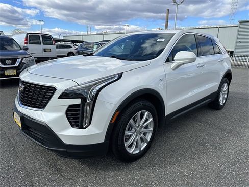 Used 2022 Cadillac XT4 Luxury w/ Cold Weather Package image 9