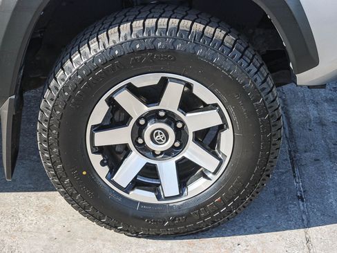 Used 2017 Toyota Tacoma TRD Sport image 11