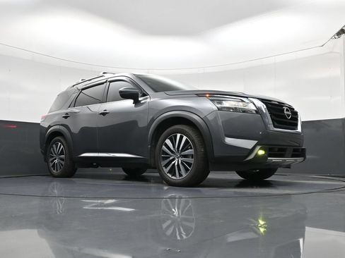 Used 2022 Nissan Pathfinder Platinum w/ Cargo Package FWD image 17