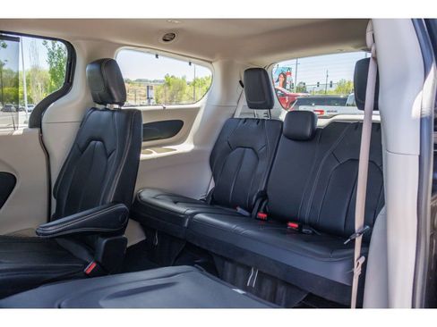 Used 2022 Chrysler Pacifica Touring-L FWD image 14