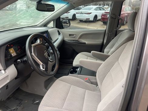Used 2015 Toyota Sienna LE image 11