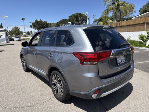 Used 2017 Mitsubishi Outlander SE FWD image 3