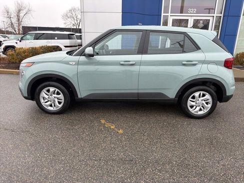 Certified 2025 Hyundai Venue SE image 8