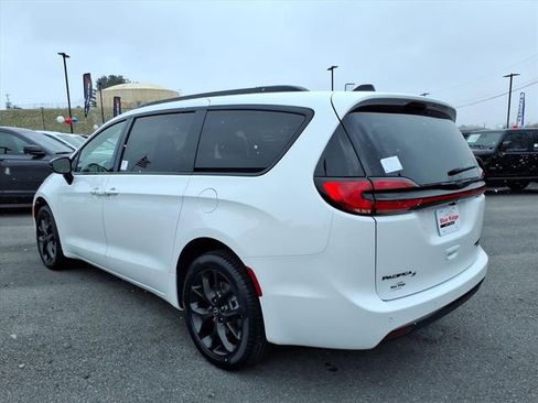 New 2026 Chrysler Pacifica Limited w/ S Appearance Package image 7