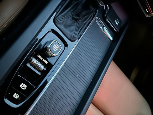 Used 2019 Volvo XC60 T5 Momentum w/ Multimedia Package image 30