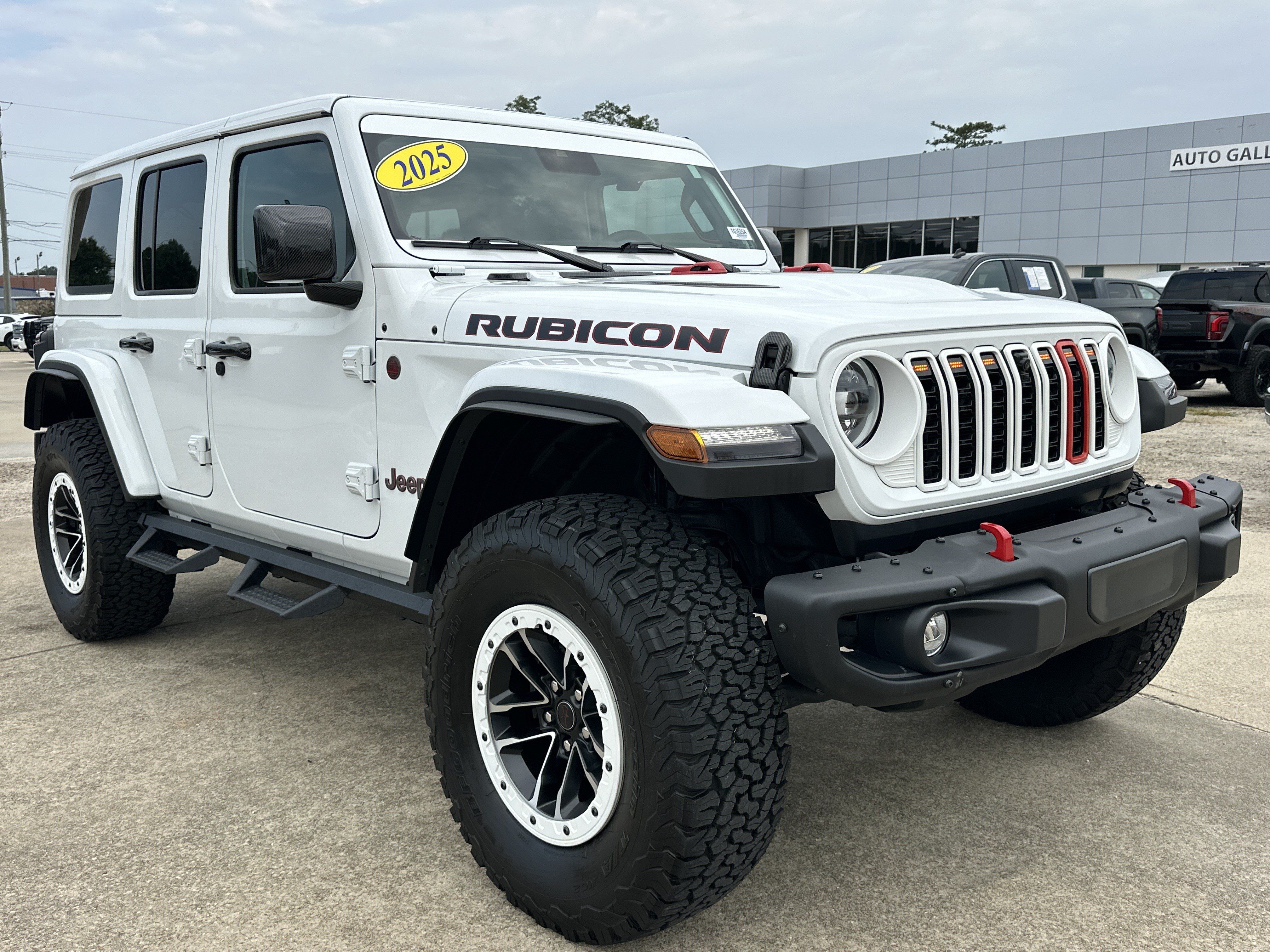 Used 2025 Jeep Wrangler Unlimited Rubicon AWD/4WD image 3