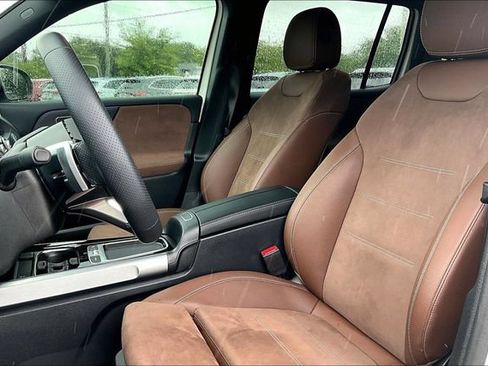 Used 2025 Mercedes-Benz GLB 250 image 8
