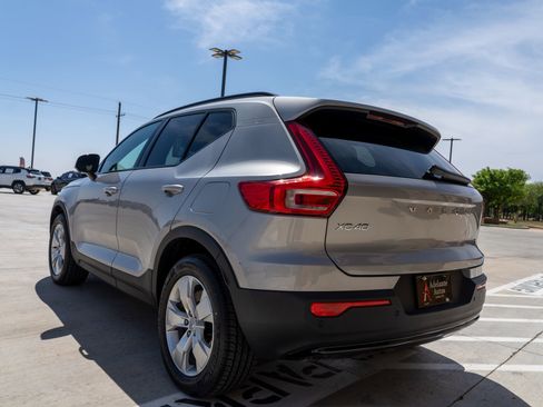Used 2024 Volvo XC40 B5 Core AWD/4WD image 3