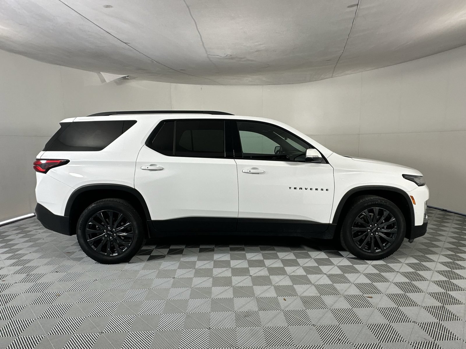 Used 2023 Chevrolet Traverse RS FWD image 9