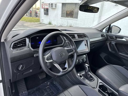 Used 2024 Volkswagen Tiguan SE image 2