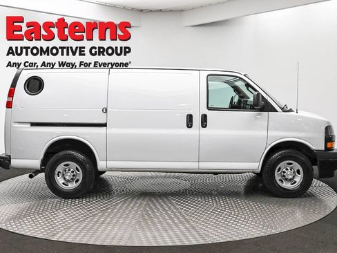 Used 2021 Chevrolet Express 3500 w/ Driver Convenience Package RWD image 4