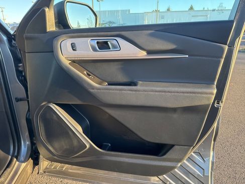 Used 2025 Ford Explorer Active image 30