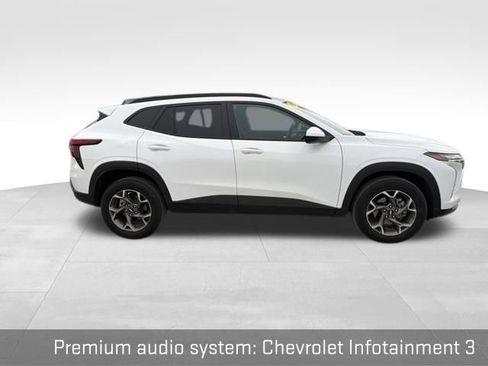 Used 2025 Chevrolet Trax LT w/ LT Convenience Package image 19