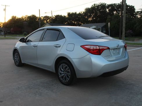Used 2018 Toyota Corolla LE FWD image 11