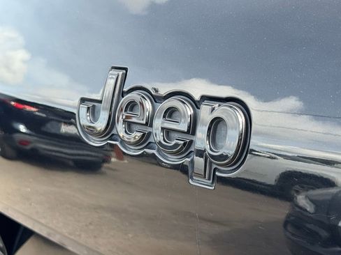 Used 2023 Jeep Grand Cherokee L Laredo RWD image 7