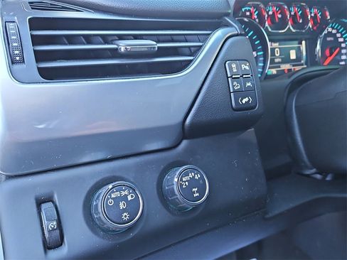 Used 2019 Chevrolet Suburban LT image 27