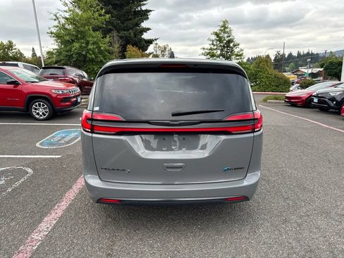 Used 2023 Chrysler Pacifica Limited w/ Uconnect Theater Family Group FWD image 7