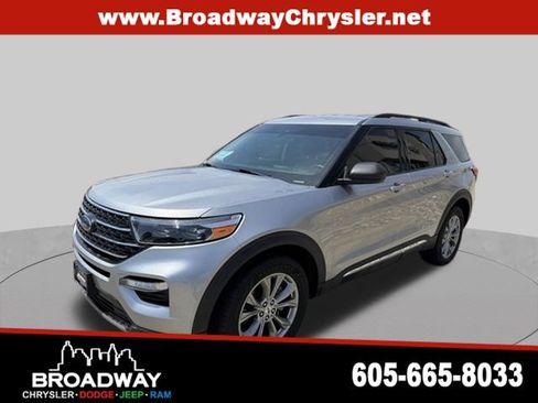 Used 2022 Ford Explorer XLT w/ Equipment Group 202A AWD/4WD image 3