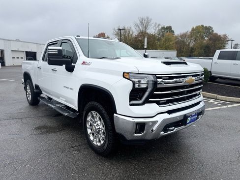 Used 2024 Chevrolet Silverado 2500 LTZ w/ LTZ Premium Package image 8