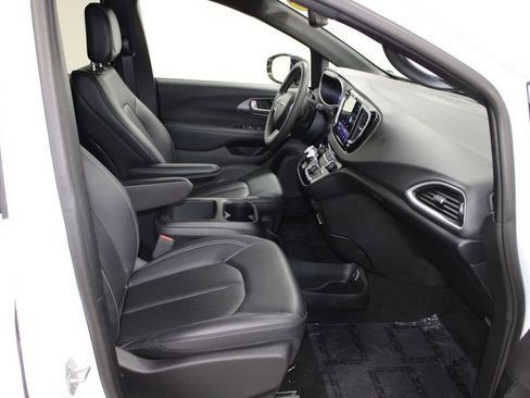 Used 2025 Chrysler Pacifica Select FWD image 27