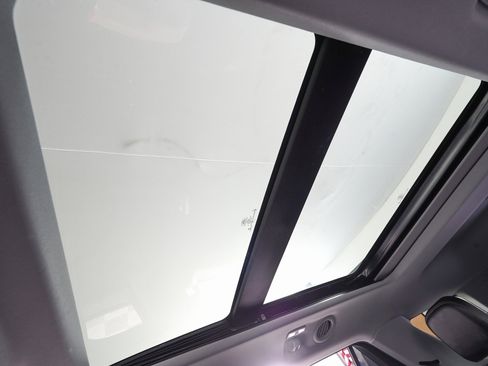 Used 2022 Ford Explorer XLT w/ Equipment Group 202A image 27