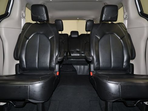 Used 2024 Chrysler Pacifica Touring-L FWD image 28