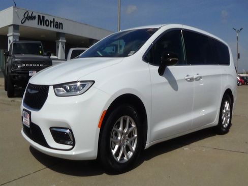 Certified 2025 Chrysler Pacifica Select FWD image 2