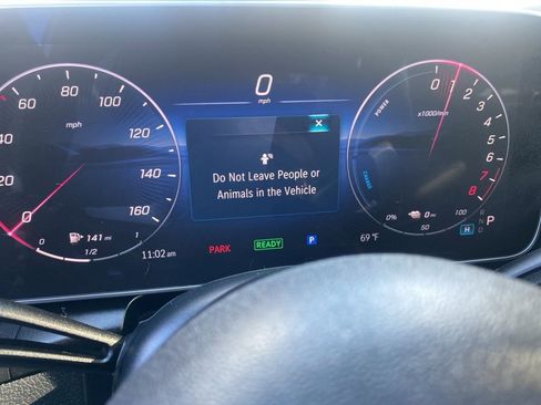 Used 2025 Mercedes-Benz GLC 350e 4MATIC image 15