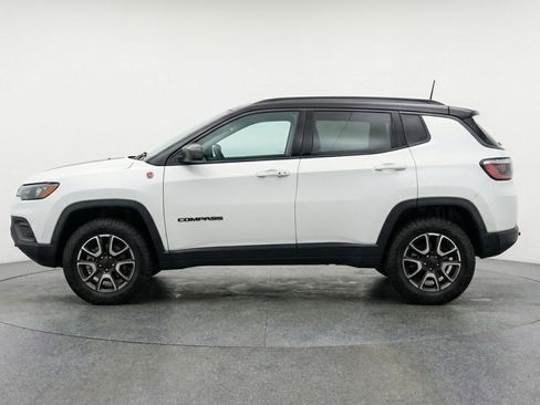 Used 2025 Jeep Compass Trailhawk image 5