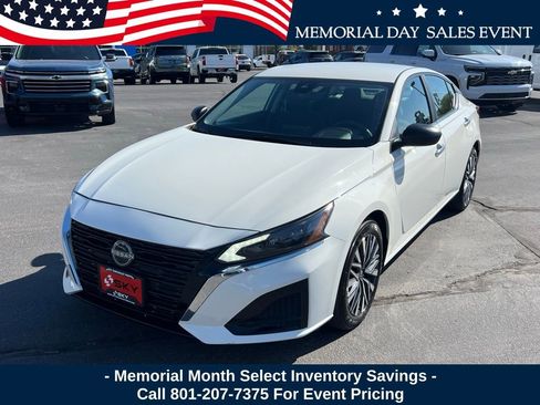 Used 2025 Nissan Altima 2.5 SV FWD image 2
