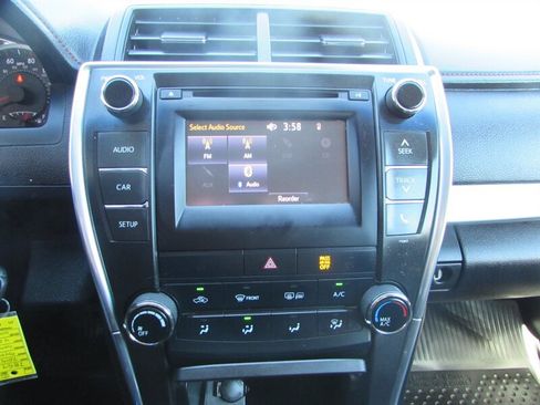 Used 2015 Toyota Camry SE FWD image 18
