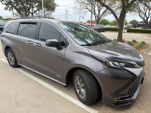 Used 2021 Toyota Sienna XLE image 2
