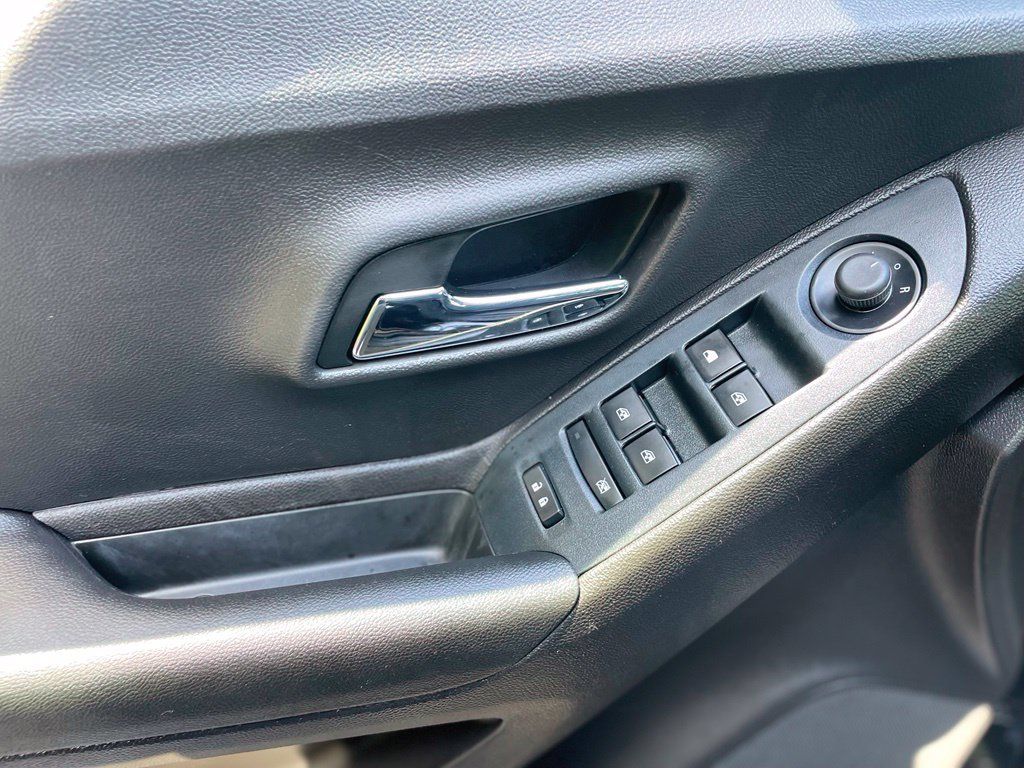 Used 2018 Chevrolet Trax LS AWD/4WD image 9