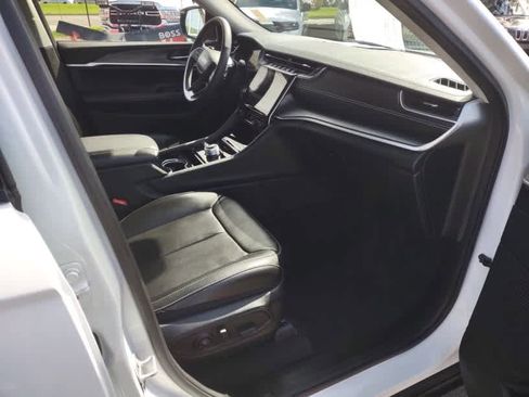 Used 2023 Jeep Grand Cherokee L Limited w/ Luxury Tech Group II AWD/4WD image 3