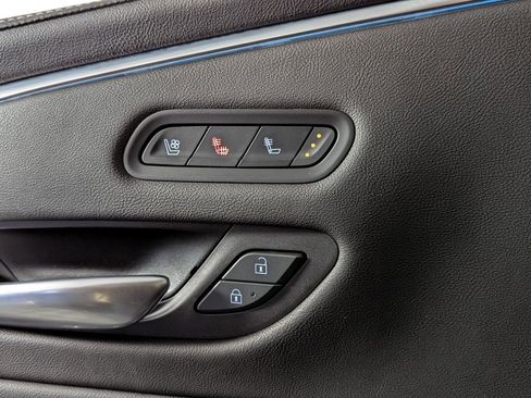 Used 2022 Cadillac Escalade Premium Luxury image 17