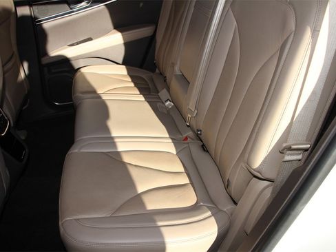 Certified 2021 Lincoln Nautilus Standard w/ Equipment Group 101A image 17